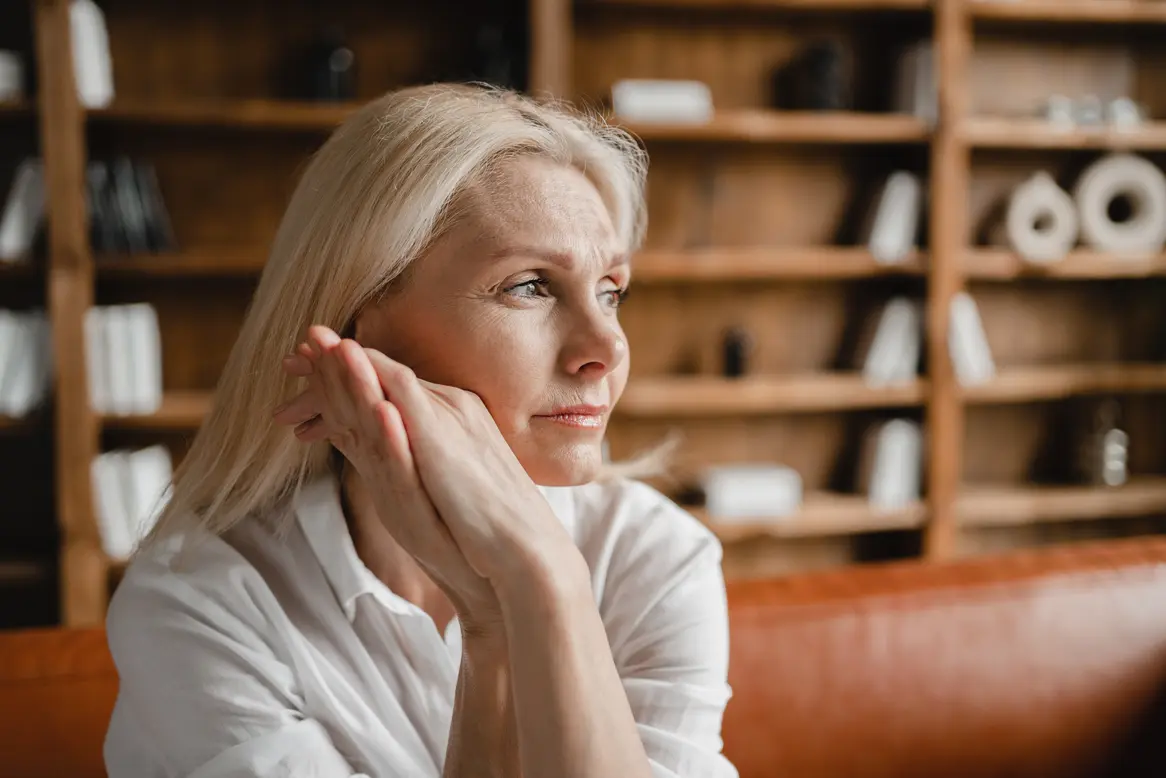 Frau auf Couch nachdenklich