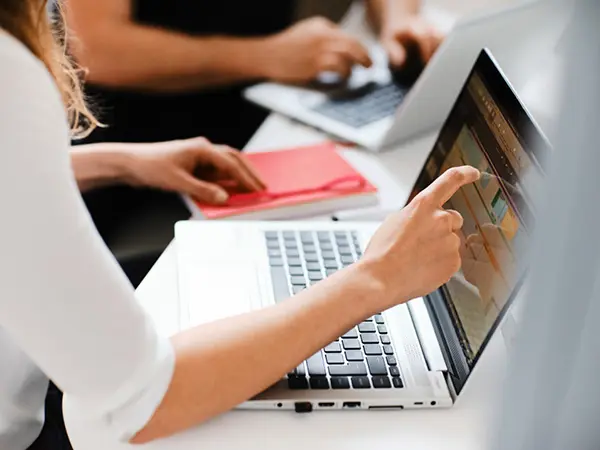 Frau am Laptop sucht einen freien Termin im Kalender